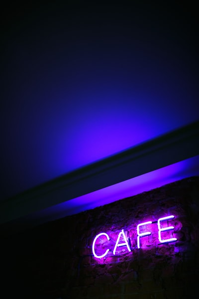 挂在墙上的咖啡厅霓虹灯标牌